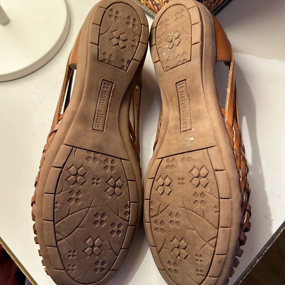 8.5 Naturalizer Leather Huaraches